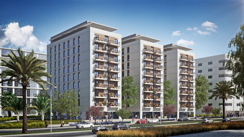 בניין מגורים מודרני עם מרפסות בולטות וחזית מזכוכית ועץ, מוקף בעצים ובכביש סואן.